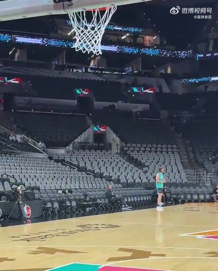 [你怎么看？]马刺主场蝙蝠为啥这么多？连球员热身训练时候都有