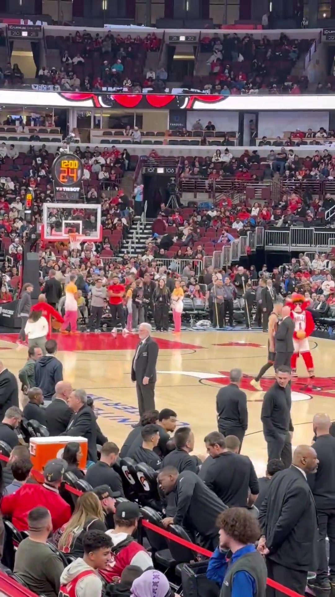 [球迷看点]公牛主场漏水比赛延迟 公牛吉祥物和希罗比拼中圈反