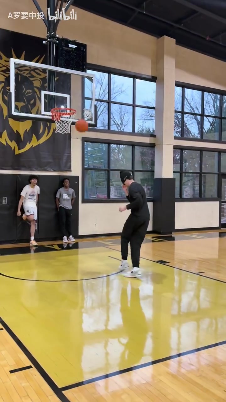 【今日场面回放】绷不住了！球员⬅️们挑战蒙✨眼上篮！挑战⭐扣篮的太搞了！
