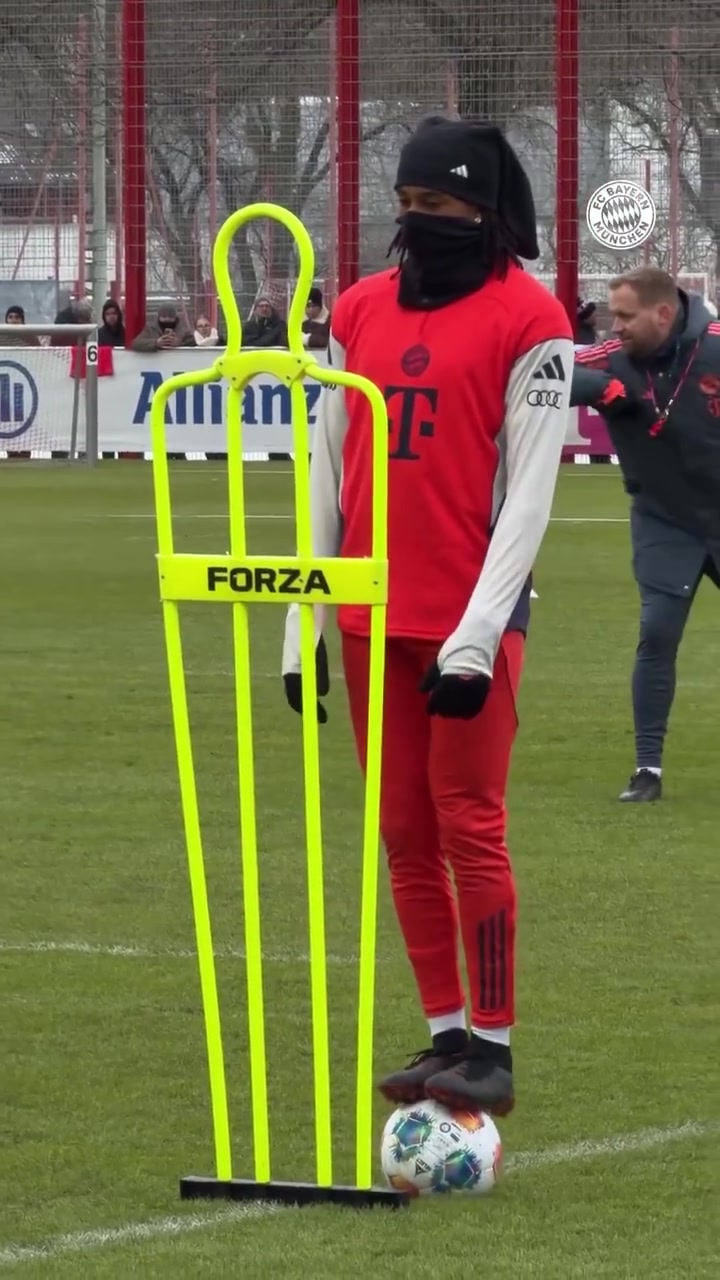 【精彩剪辑】咋感觉有点诙谐呢！奥利塞训练中展示平衡感！