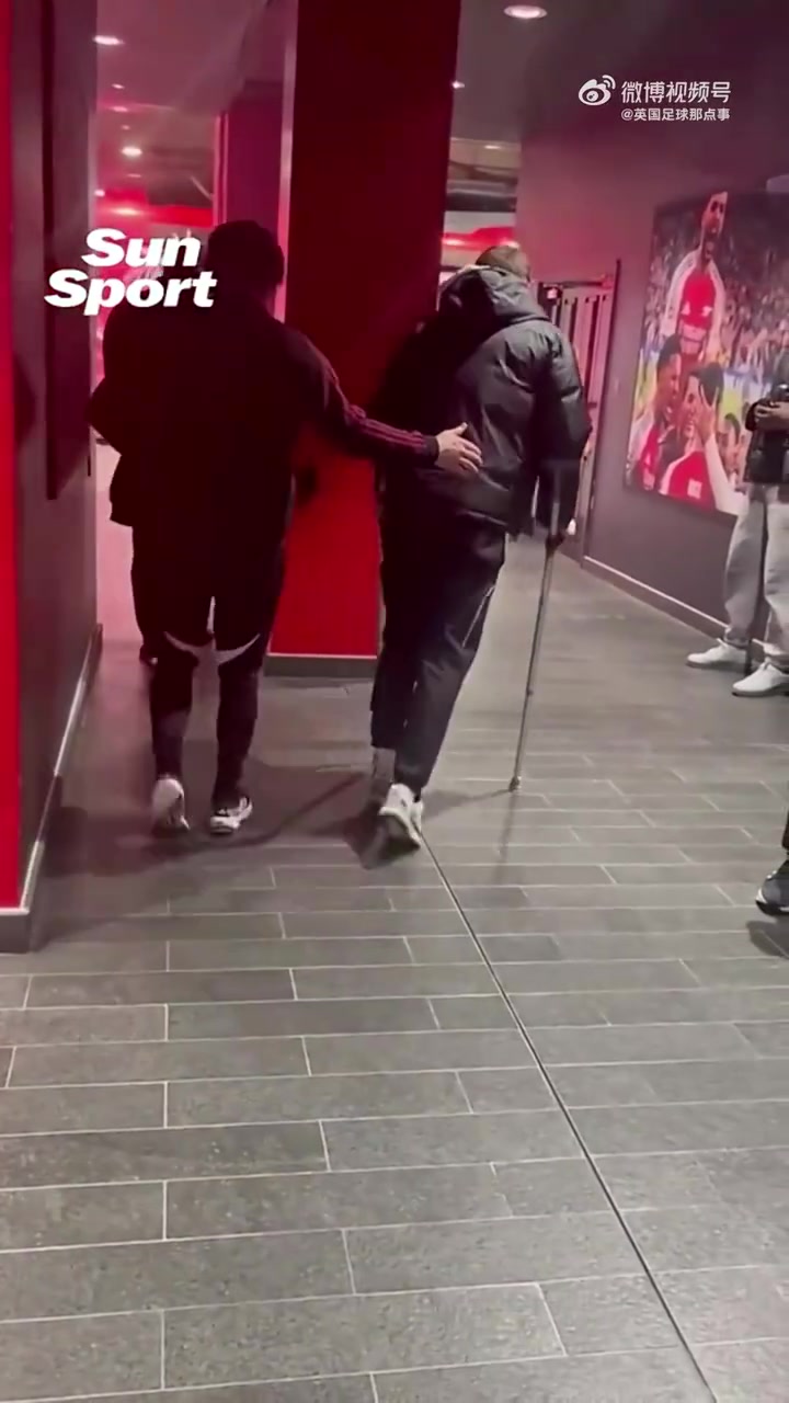 【阿森纳】伤得不轻啊！布拉德利被拍到拄拐离开酋长球场