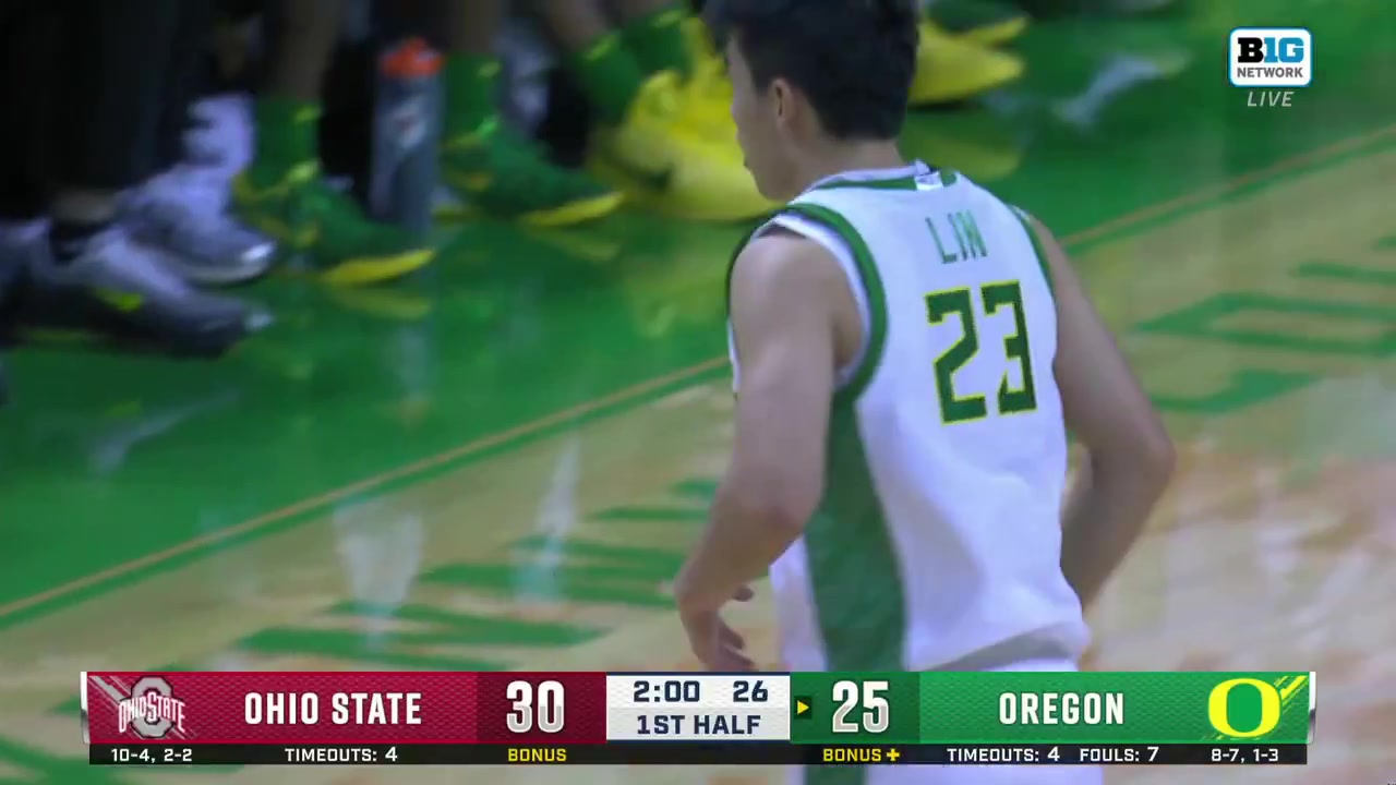 【有道理嘛?】愈发自信林葳底角接球，顶着防守飙中三分球！