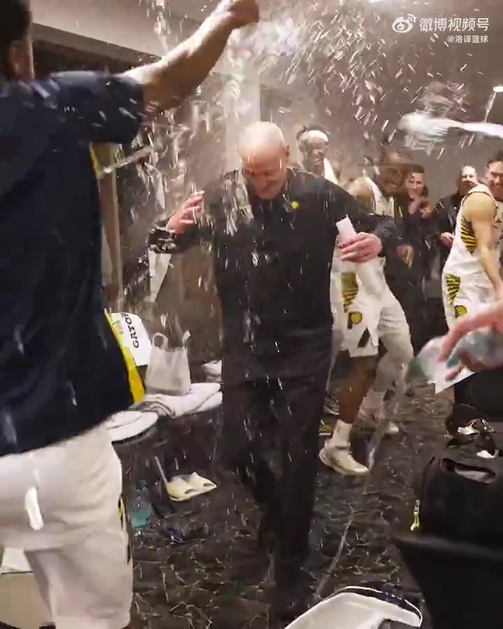 【视频/集锦】13连败苦尽甘来！步行者在更衣室为卡莱尔庆祝千