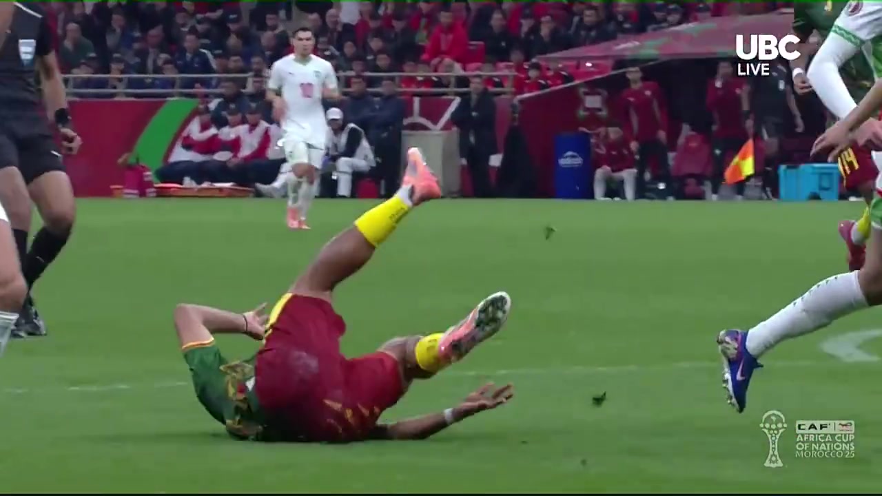 【焦点视频推荐】争议？姆伯莫禁✨区内⚾摔倒⭐但没被判罚点球