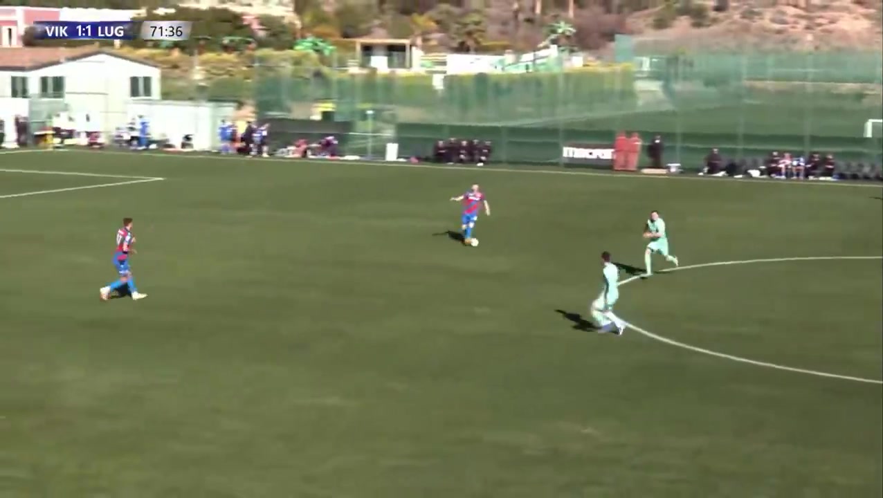 [球迷看点]疯了？卢加诺球员在比赛中攻击自己队友