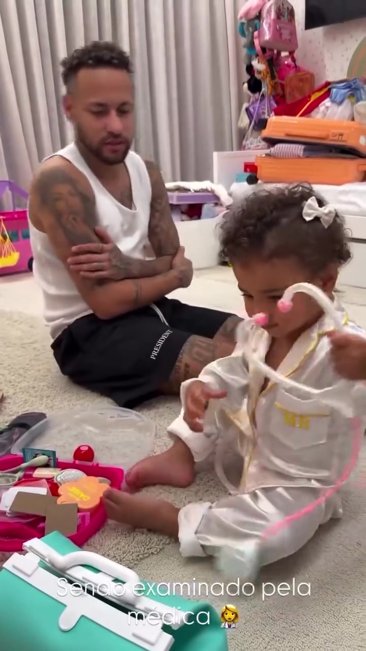 【体育头条】马儿又受伤了？内马尔陪女儿玩过家家