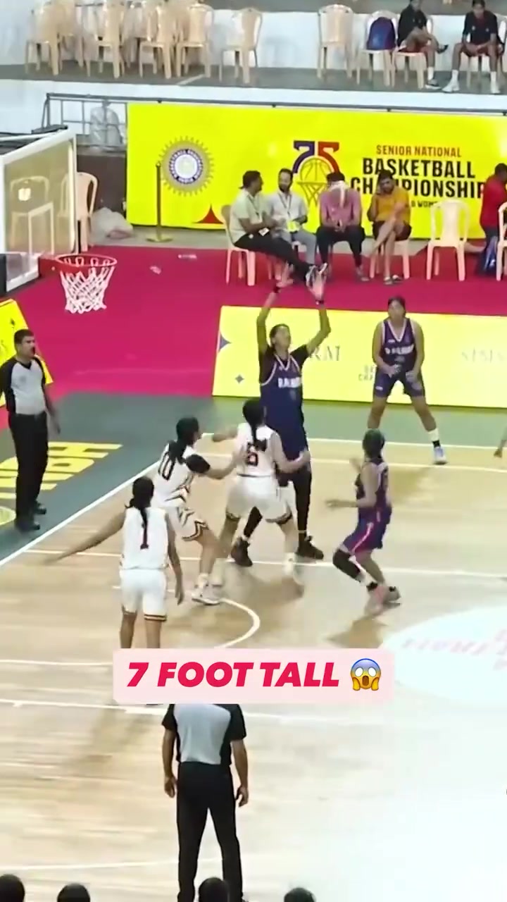 [体育头条]7尺女孩！印度比赛惊现“BUG”级别的球员！