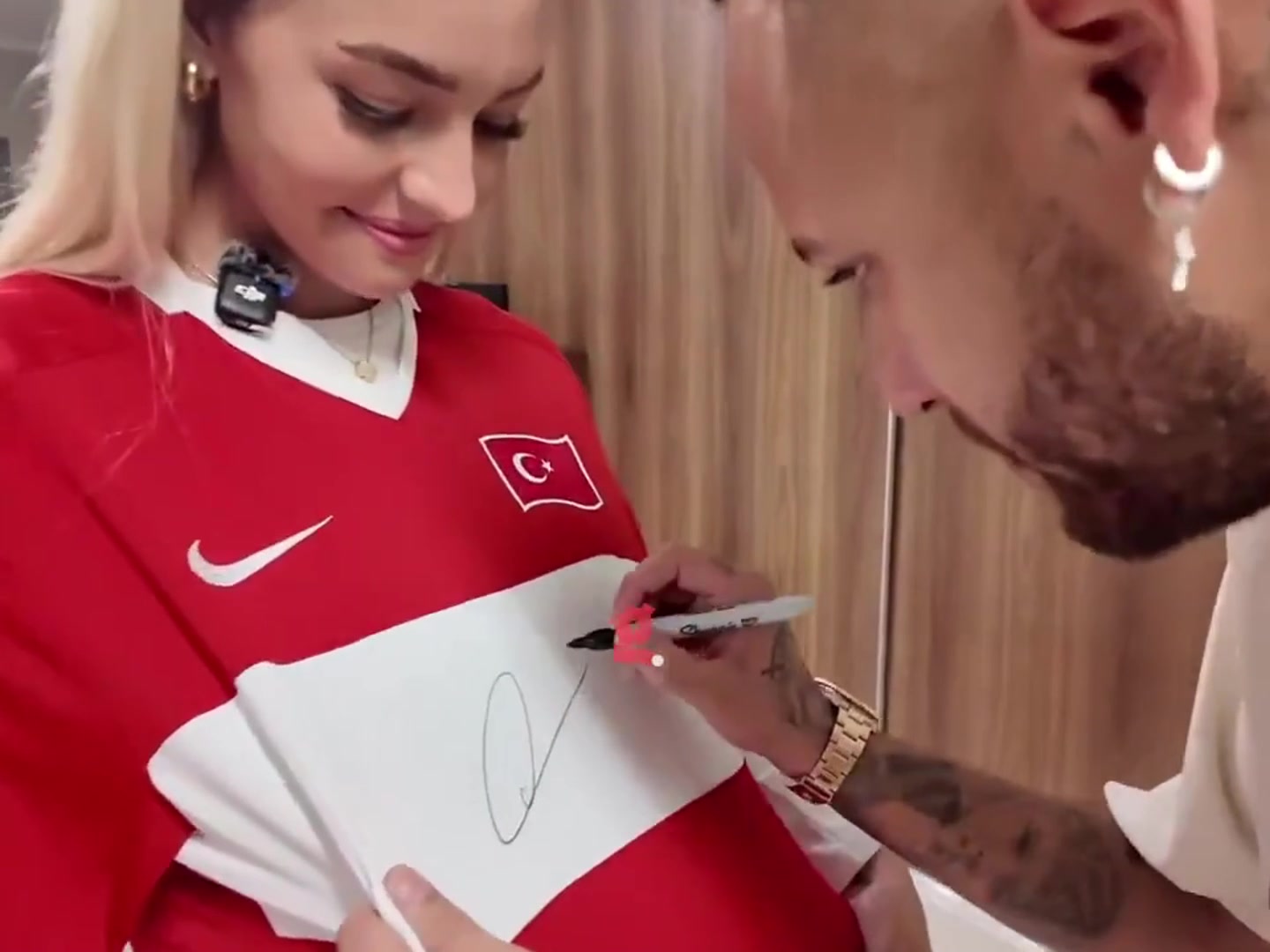 【视频/集锦】该羡慕谁？内马尔为女球迷签名