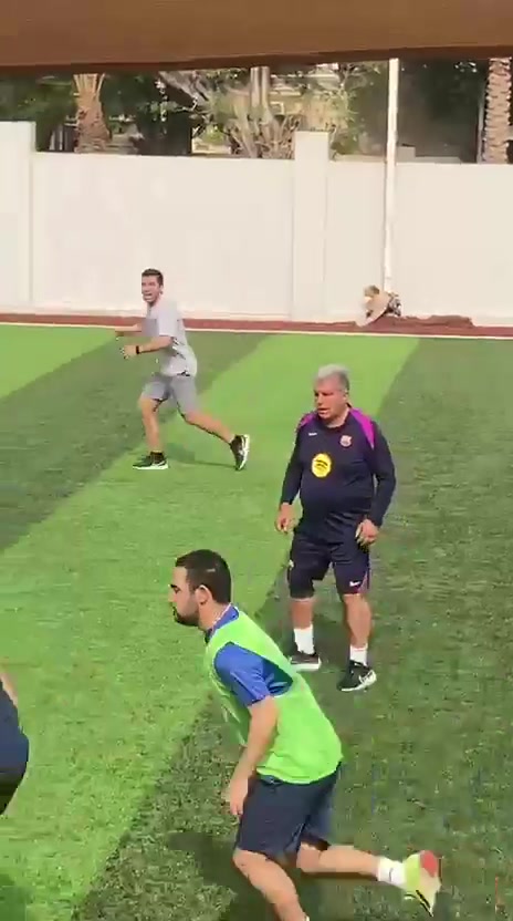 【体育头条】都不给主席传球？拉波尔塔、德科等巴萨高层踢球什么水平