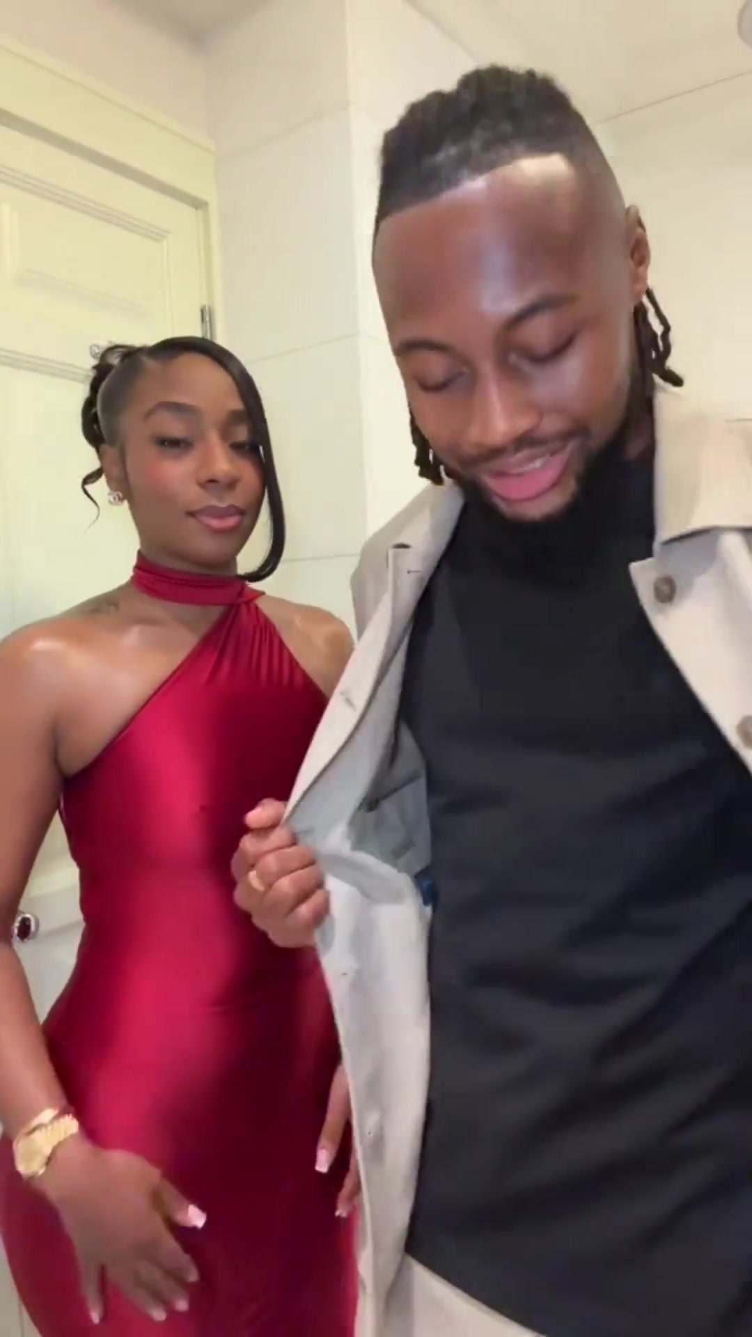 [视频]工资大涨！加盟曼城后的塞梅尼奥未婚妻太兴奋了