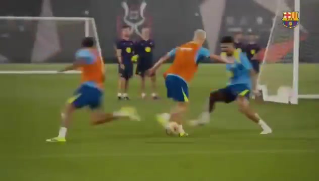 【巴塞罗那】晃飞了！奥尔莫在训练中戏耍阿劳霍