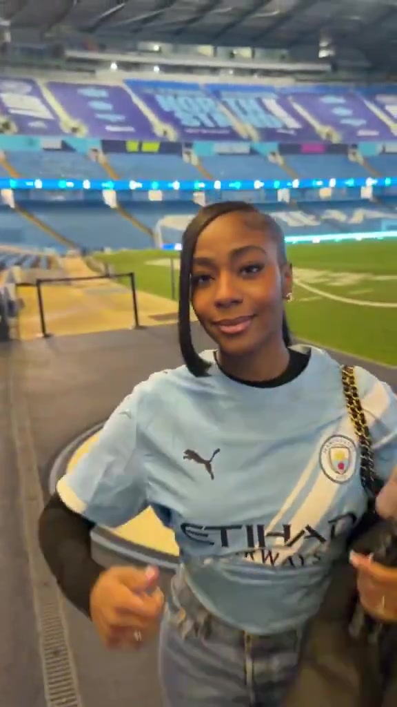 【值得一看】开心！塞梅尼奥和未婚妻在伊蒂哈德手舞足蹈