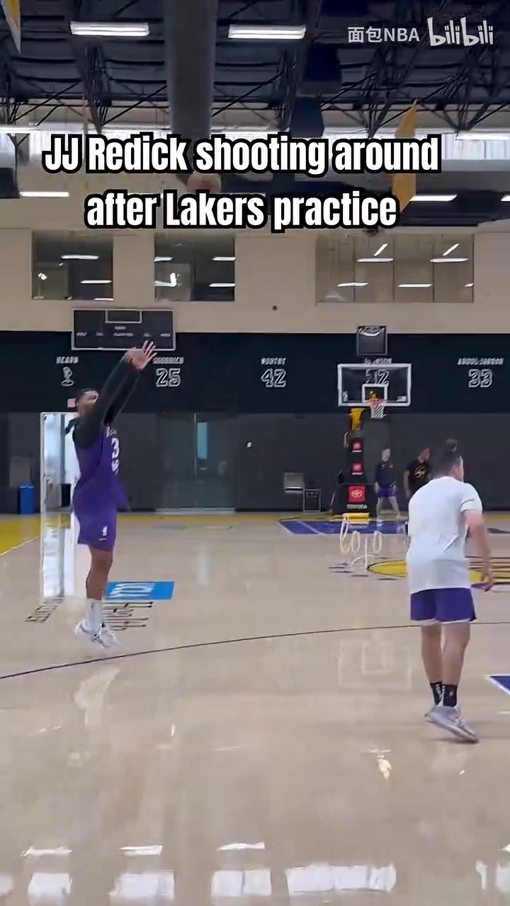 [你怎么看？]不行换自己上场跑个三分战术？雷迪克在湖人训练课后加练投篮！