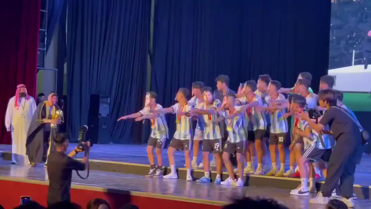 【迈阿密国际】太搞了！越南球迷模仿阿根廷举起世界杯时刻