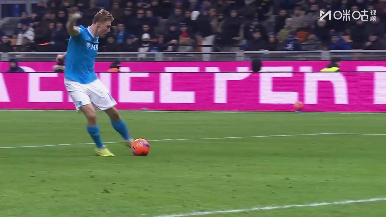 阿坎吉防守漏球！霍伊伦一条龙奔袭打门擦柱而出！