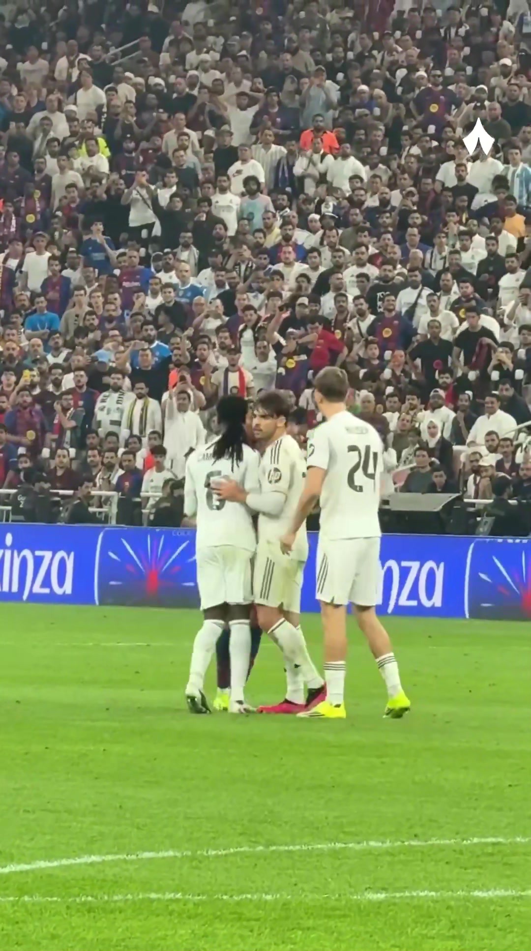 火药味！巴尔韦德愤怒推倒拉菲，随后亚马尔和赫伊森也互相推搡