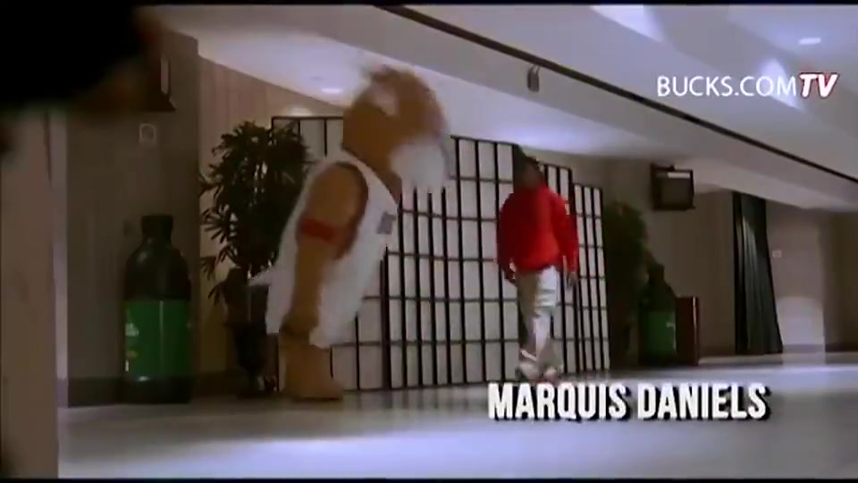 [值得一看]经典名场面！雄鹿吉祥物球员通道吓人，科比轻描淡写就走过去了~