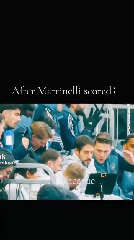 【阿森纳】马丁内利进第二球后。约克雷斯和定位球教练一起探讨