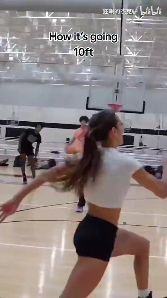 [NBA]好强！这美女的弹跳属于什么水平？