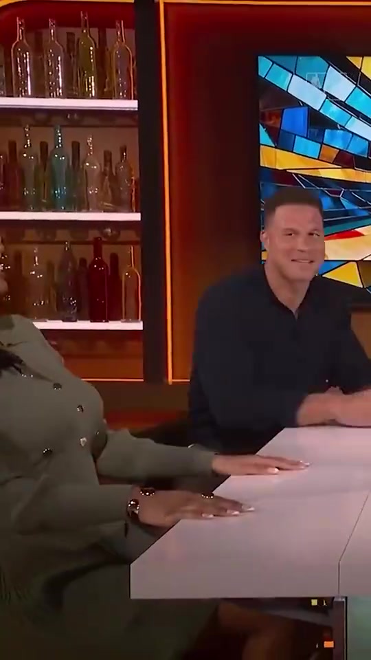 顶级控卫视野？纳什不慎击中美女主持傲人上围~钻到桌下缓解尴尬