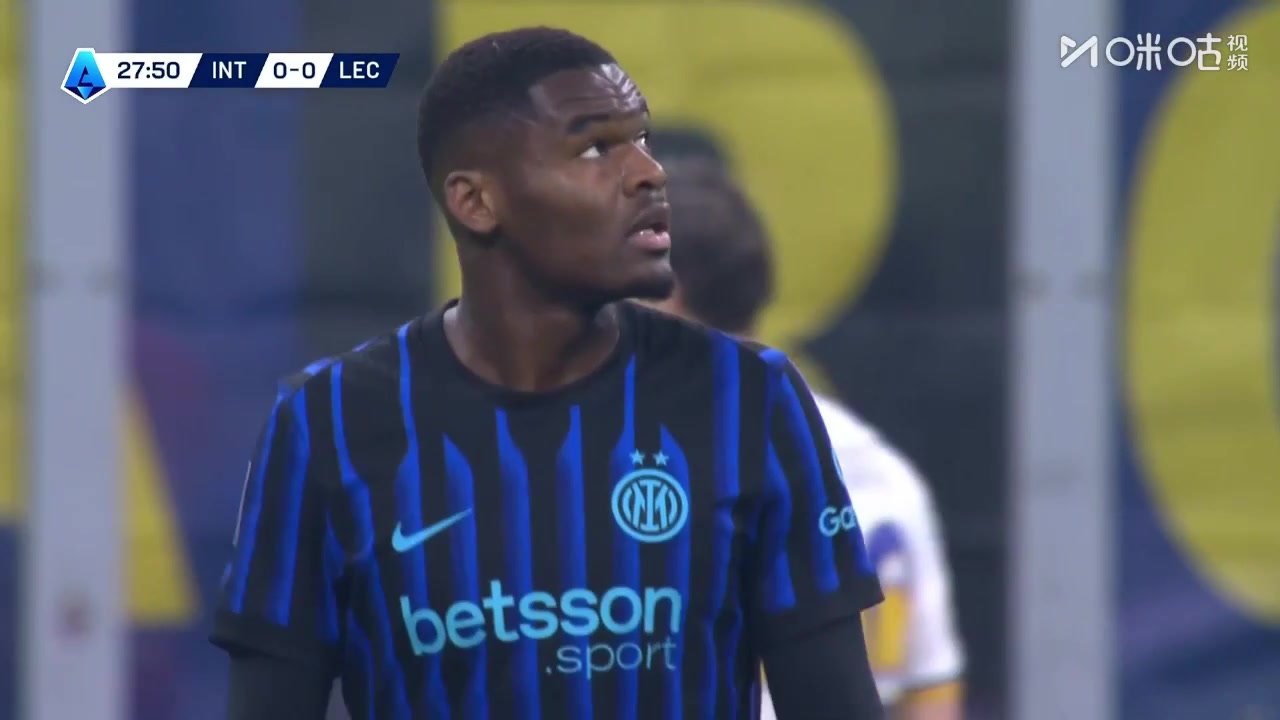 点球取消！博尼禁区内倒地造点！主裁查看VAR后取消点球！