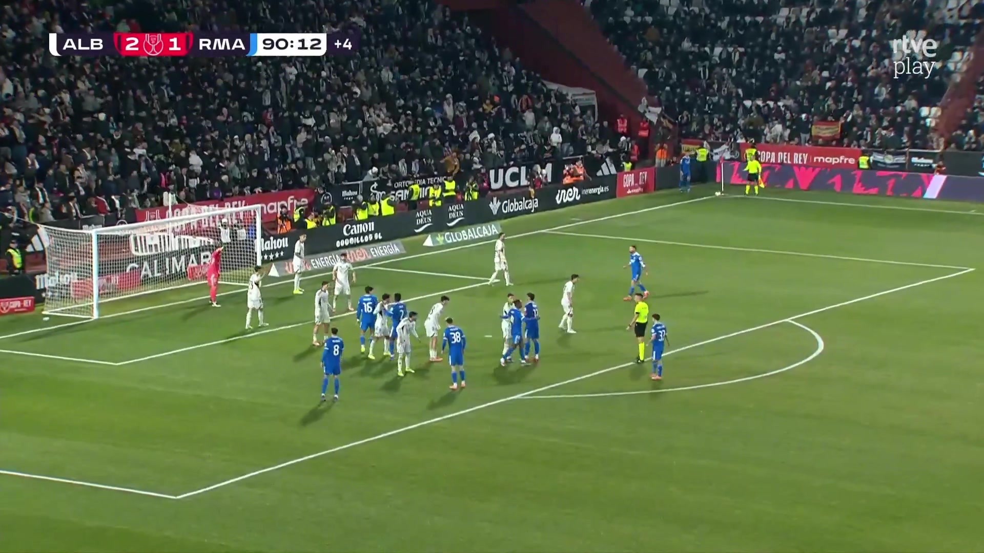 会有绝杀吗？居莱尔角球开出，贡萨洛头球破门扳平比分