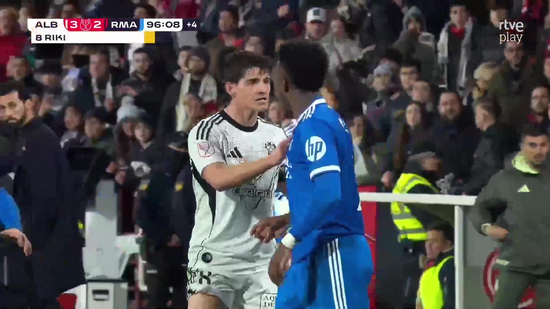 补时最后阶段！里奇放倒维尼修斯染黄，维尼修斯起身后喋喋不休