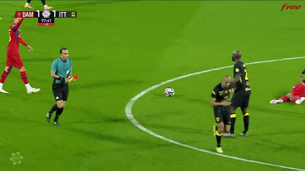 【视频】法比尼奥犯规后试图换下自己以免吃红牌，但裁判追着他给牌