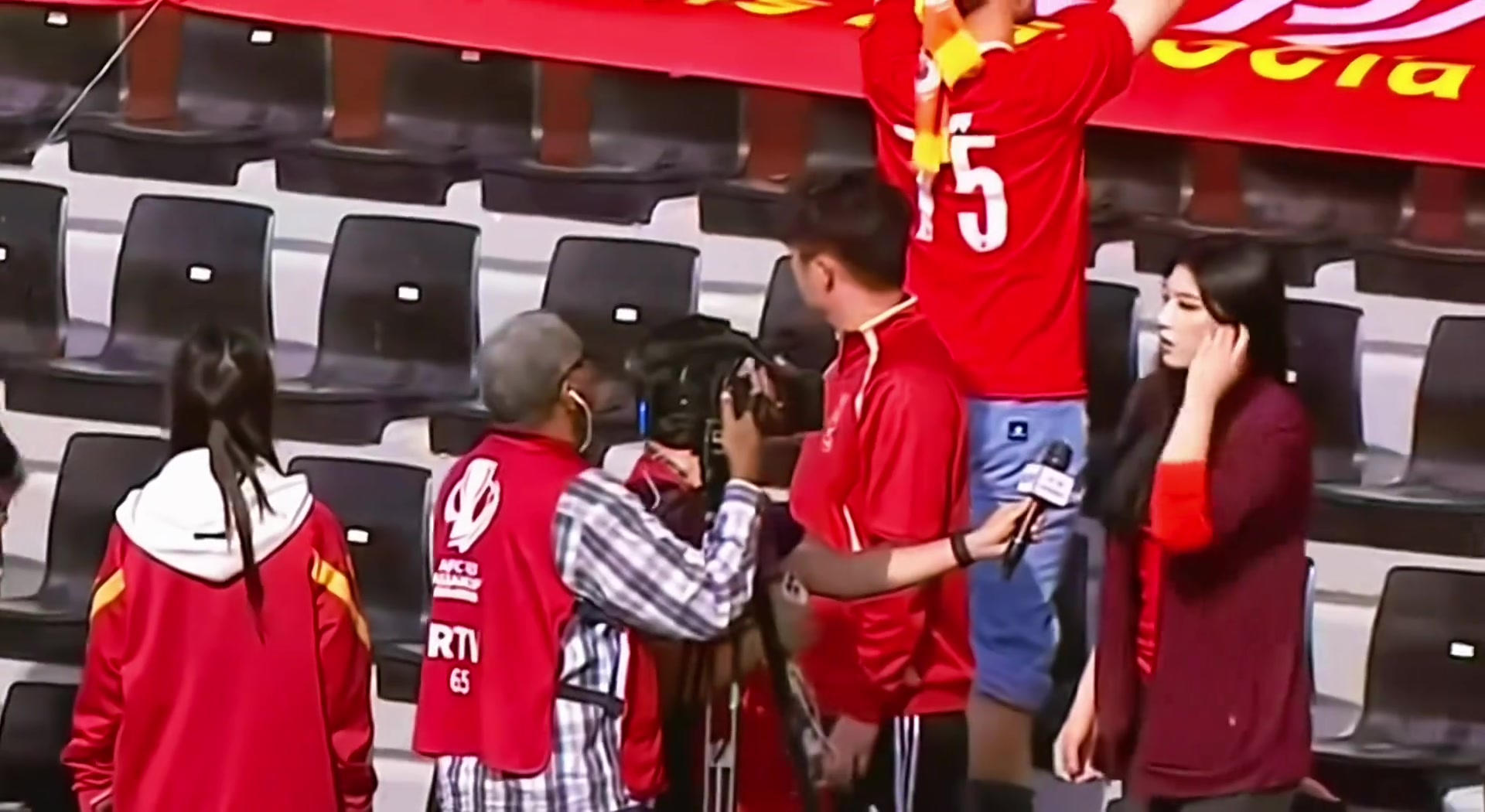 【值得一看】风景线！U23亚洲杯官方镜头拍到国安女门将和闺蜜