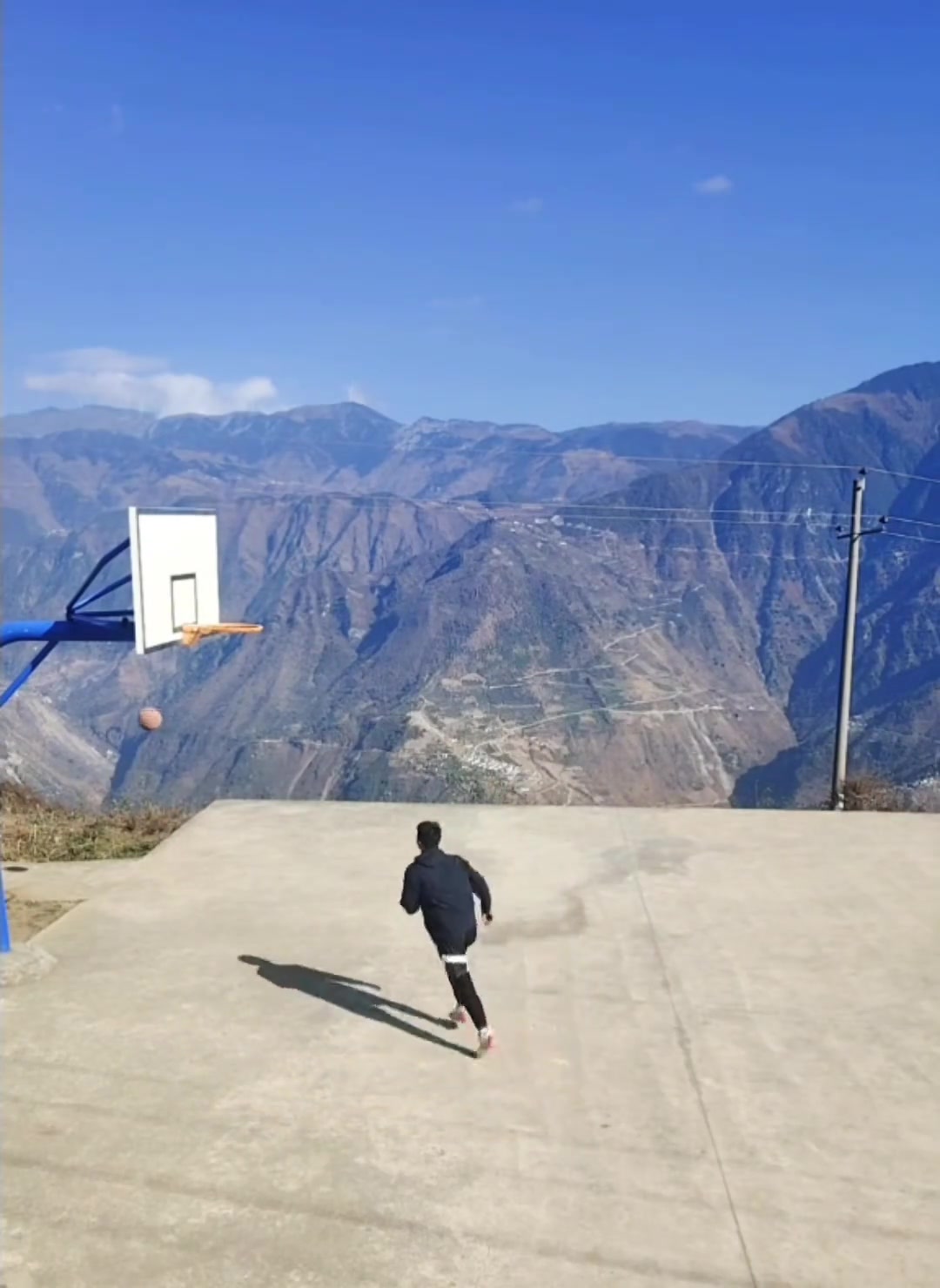 【有道理嘛?】不学学罗德曼飞身救球？高山上打篮球的后果 实在费球