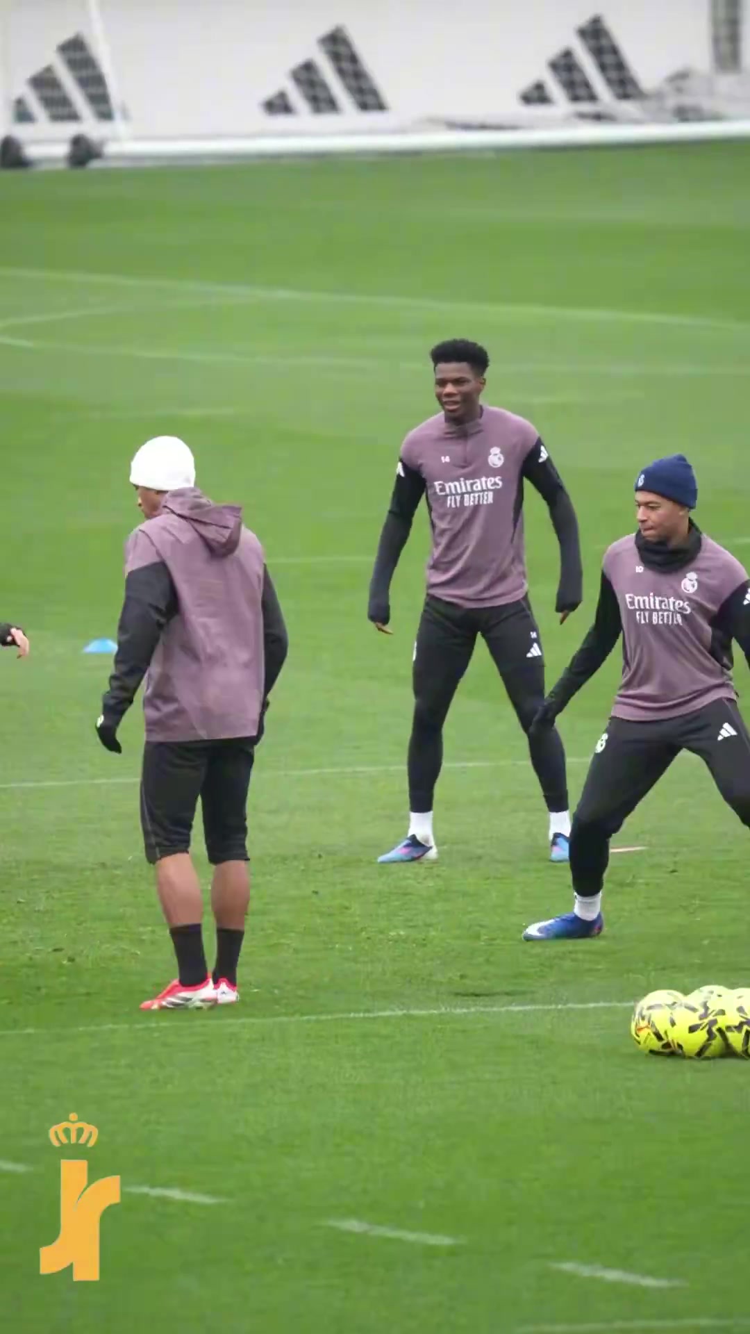 【视频】姆巴佩高兴坏了！贝林厄姆和卡马文加在训练时玩石头剪刀布