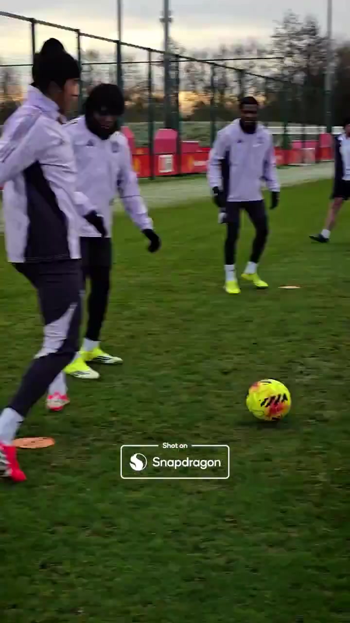[你怎么看？]曼联放出曼市德比前训练视频，现场的团队氛围看起来很不错~