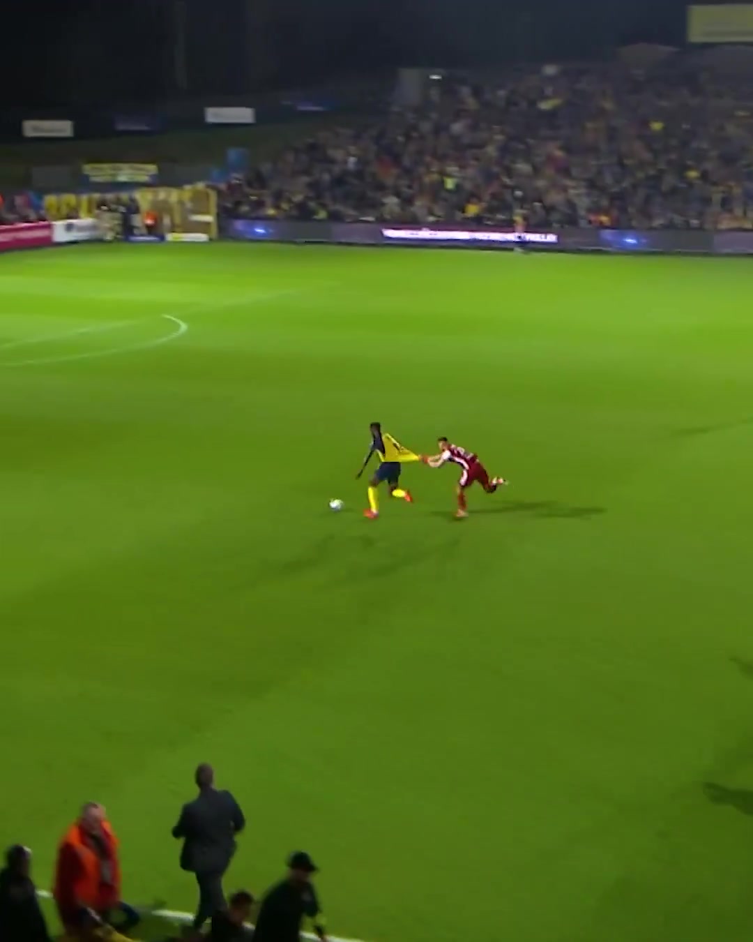 【体育头条】毫不讲理！对手都把衣服拉坏了，也挡不住比甲妖星普