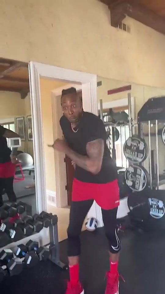 【火箭】好家伙，霍华德这小腿比杜兰特还细吧？