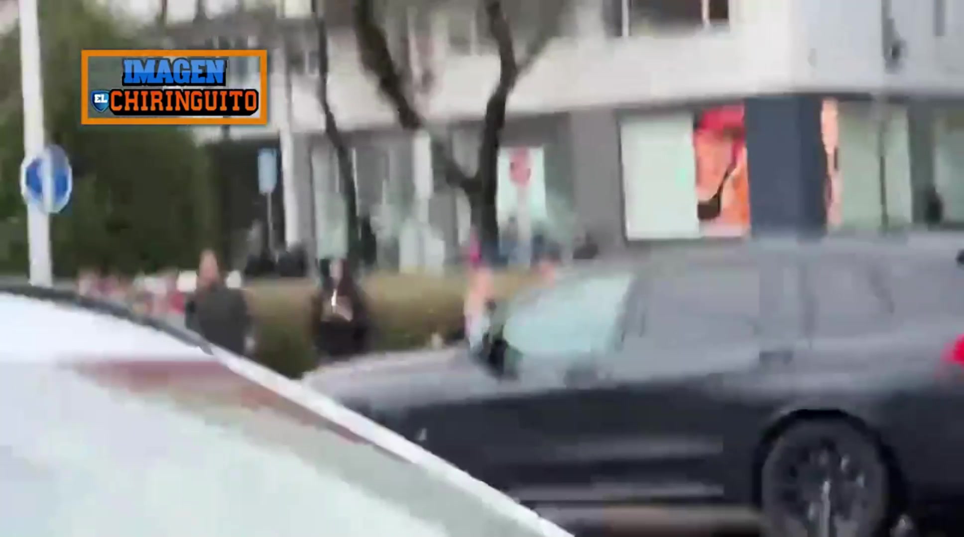 【有道理嘛?】赛后球迷追车表达支持，维尼修斯停车回应声援