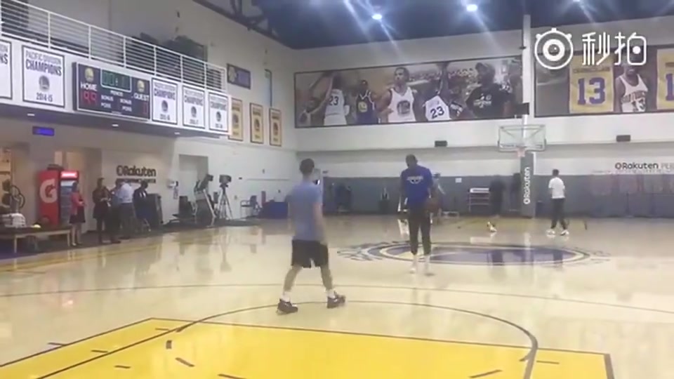 当年勇士队训练场的杜兰特和纳什，应该想不到他俩后来的故事吧？