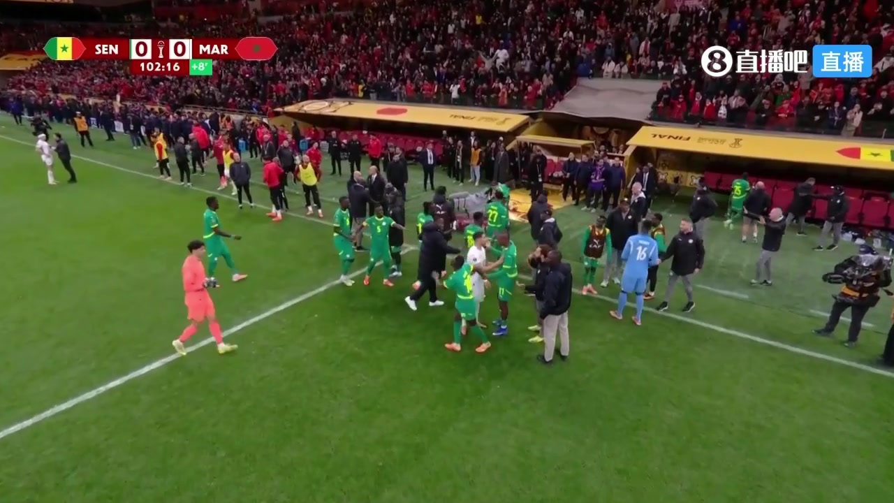 罢赛了！塞内加尔补时被判罚点球，教练暴怒直接带球员回更衣室
