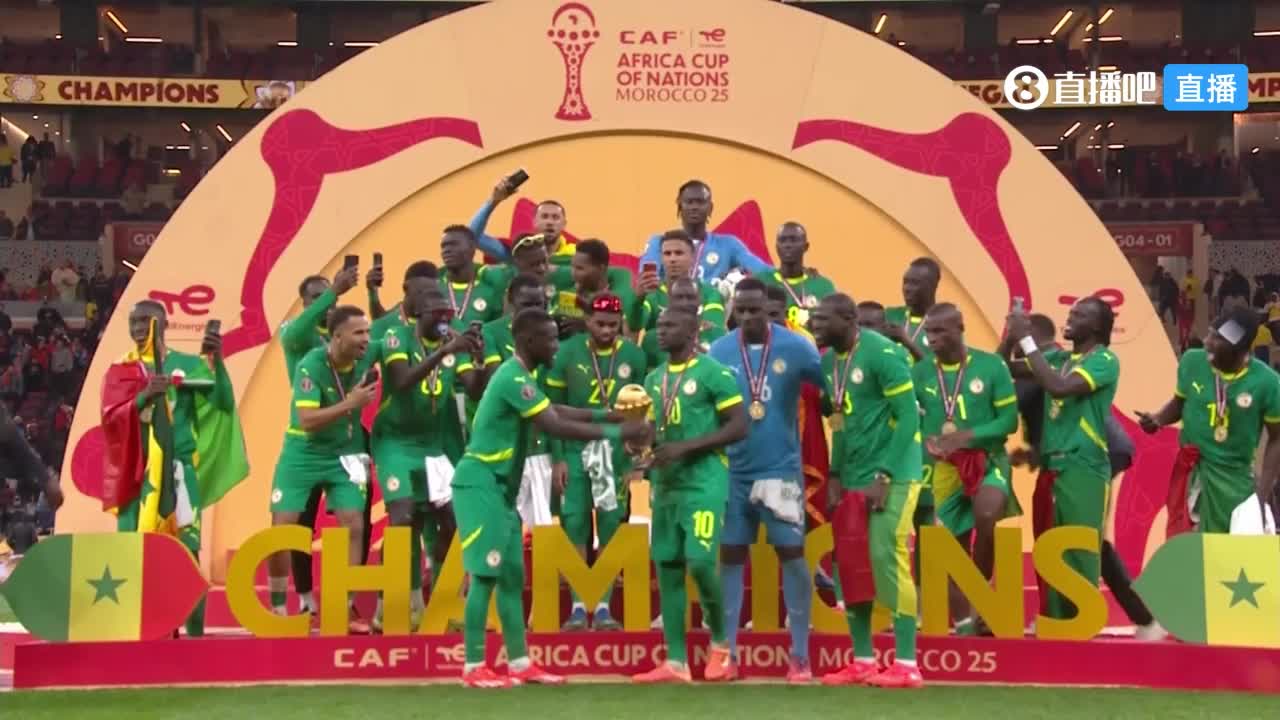 恭喜！塞内加尔第二次夺得非洲杯冠军！马内捧杯全队庆祝！