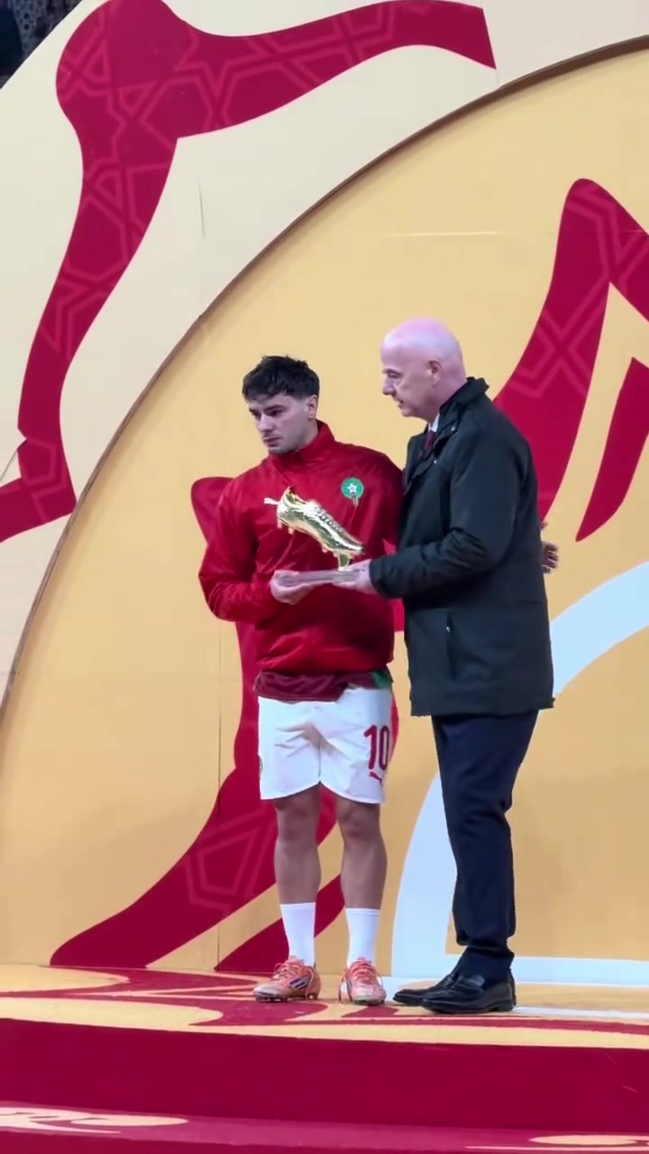 【皇家马德里】心碎！迪亚斯含泪领取金靴奖