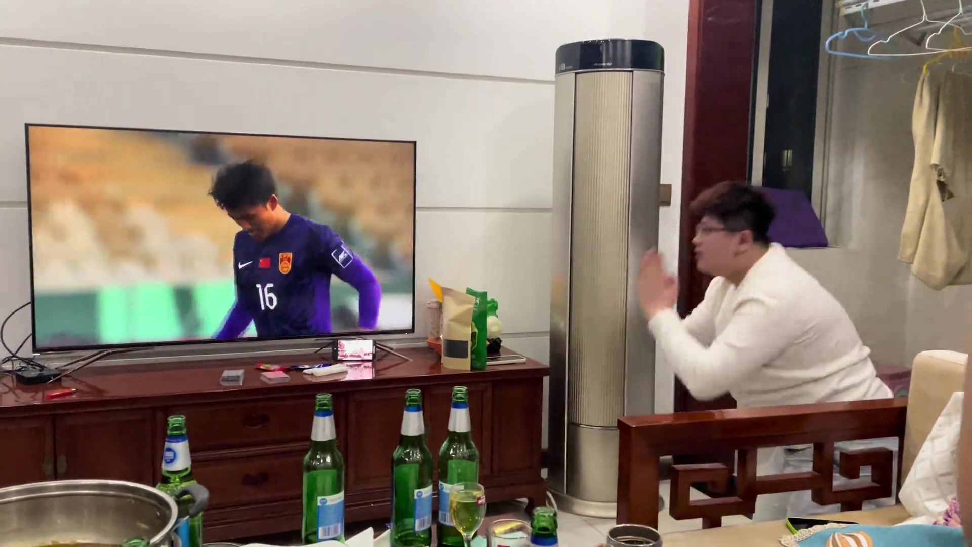 [比赛故事]可爱的国⬇️足球迷⬆️❕！点球大战时给李昊磕头祈