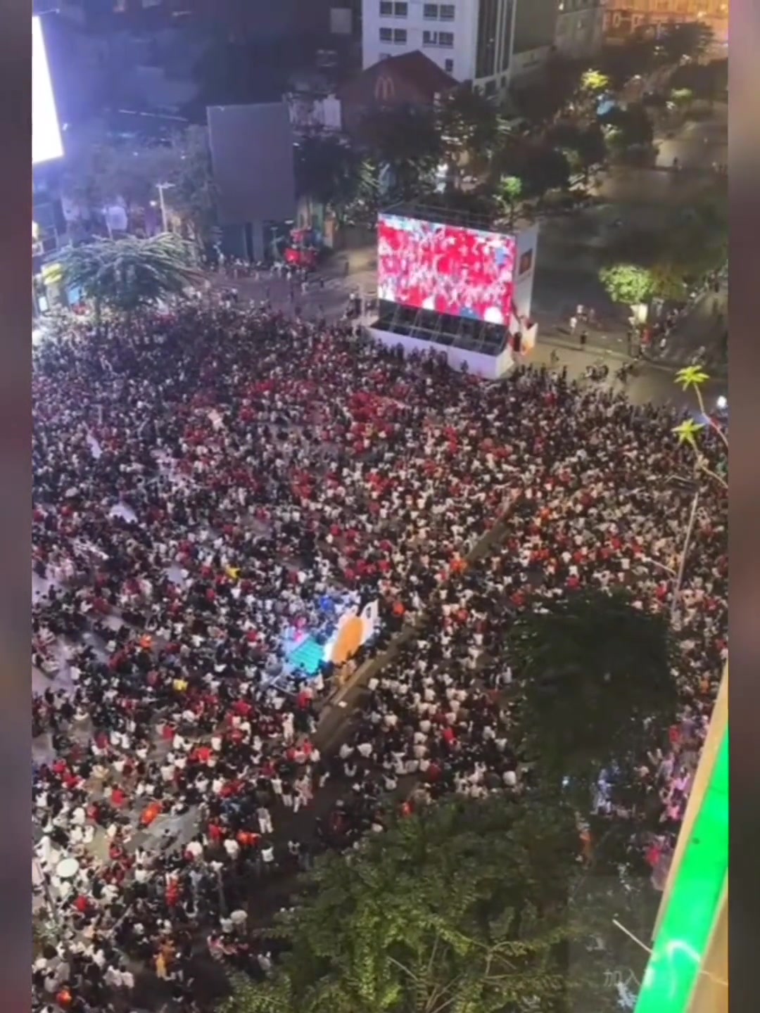 [中国足球]鸦雀无声！上万越南人聚集看球，现场却异常安静