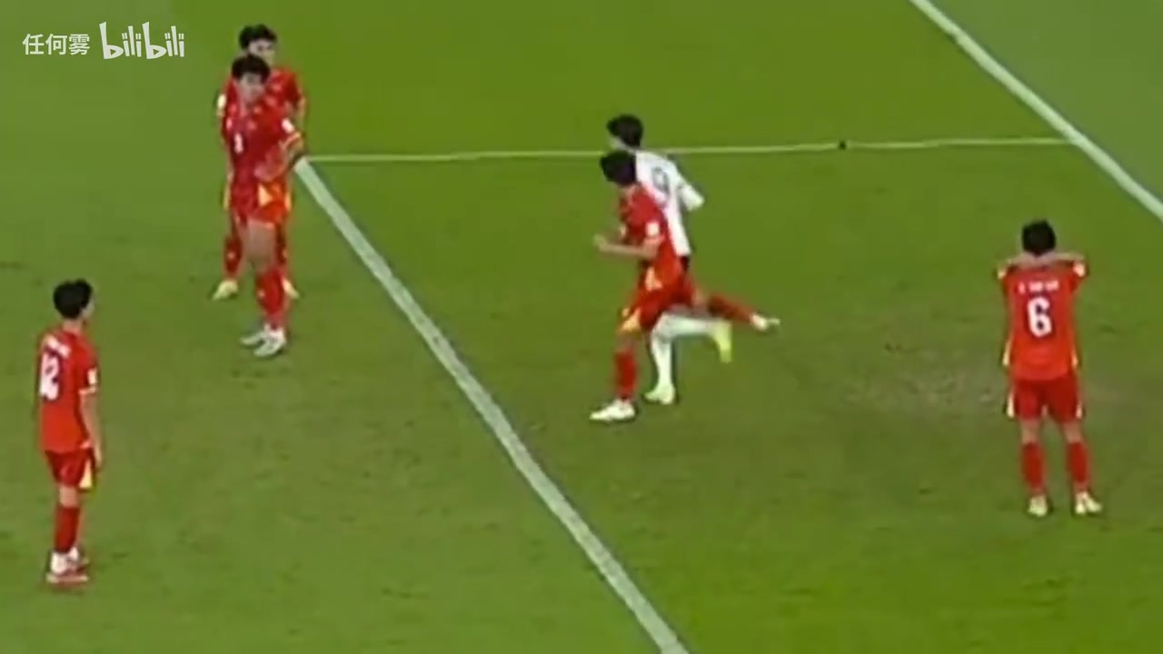 [足球]搞心态！拜合拉木拿着球不给越南队，差点被对方一拳抡中