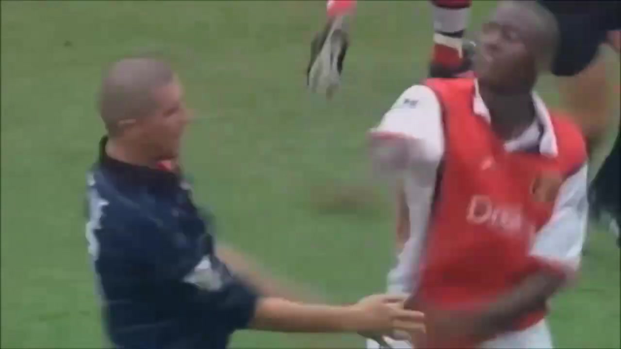 [视频]相逢一笑泯恩仇！那些年的基恩和维埃拉！