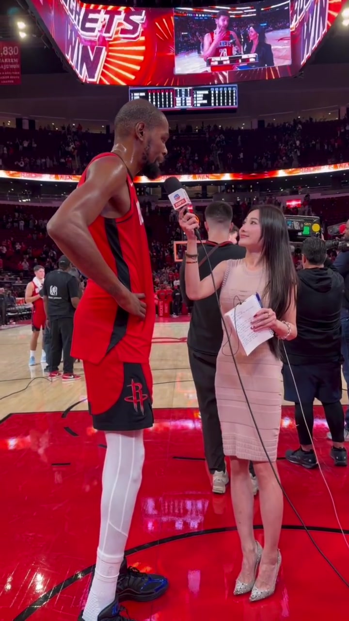 [推荐视频]依旧修身长裙小高跟孟超晒日常：赛前买了一件KD球衣~~~