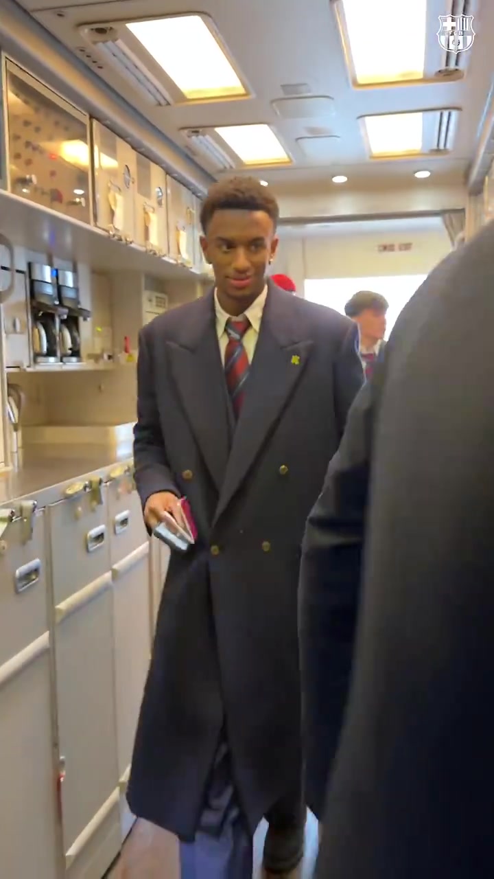 【冲击力画面】最帅的合作？巴萨队员飞机上⚾身着⭐AMIRI经典服装！谁⬇️的气质最好？