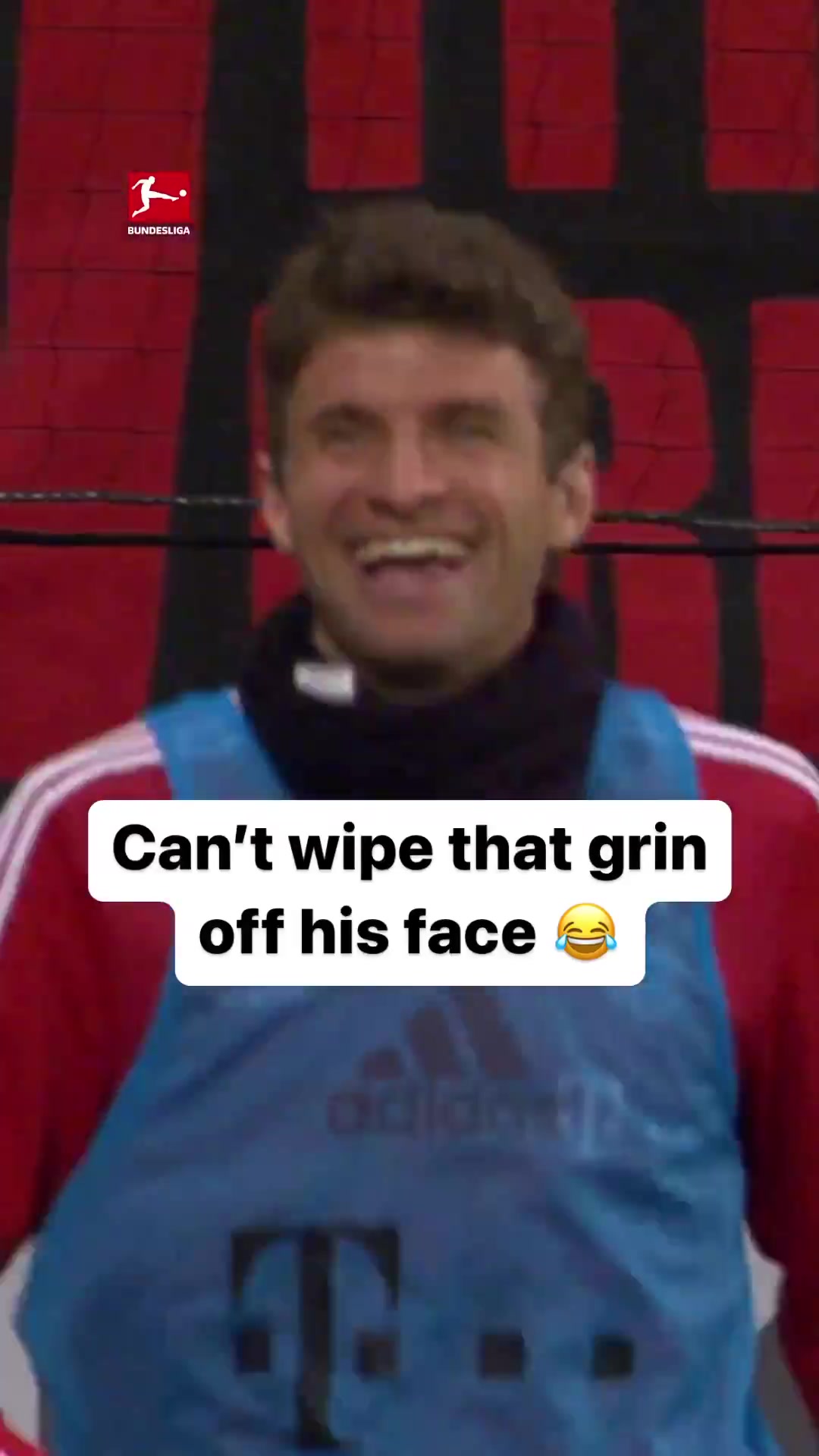 [球迷看點(diǎn)]陽(yáng)光開(kāi)朗大男孩！名場(chǎng)面：穆勒球門(mén)旁看熱鬧差點(diǎn)被砸！