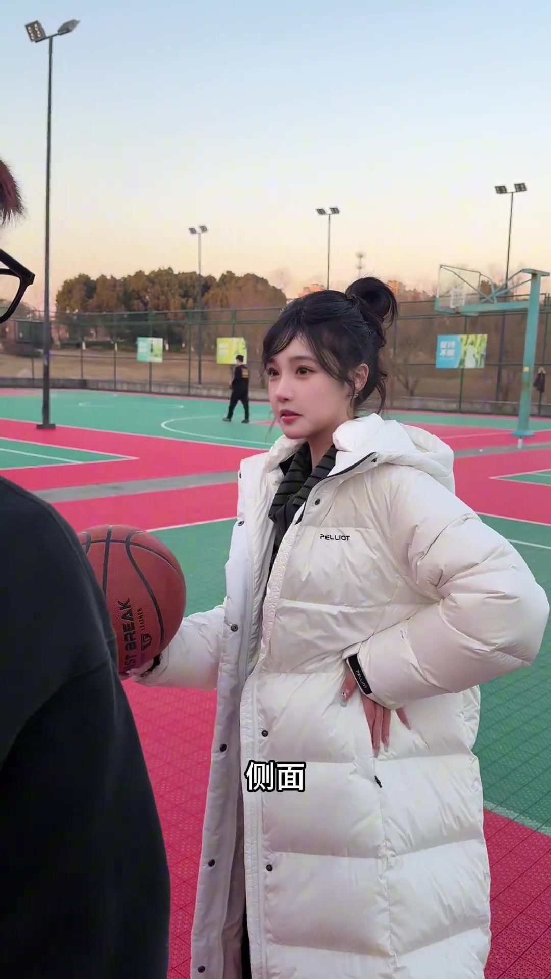 [今日爆点视频]不是⚽⬆️，兄弟，你咋不懂得怜香惜玉呢⚾？