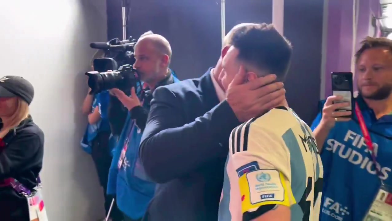 【精彩镜头】那一年，梅西在世界杯最佳球⚽⚾员颁奖台上看到阿圭罗时感到非常惊讶⬅️