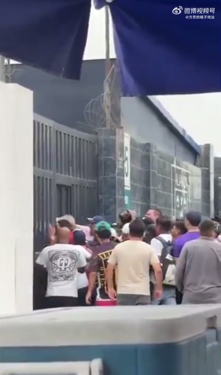 【今日精选剪辑】实拍❗:利马联盟球迷试图冲入球场,寻找涉嫌性 【今日精选剪辑】实拍❗:利马联盟球迷试图冲入球场,寻找涉嫌性