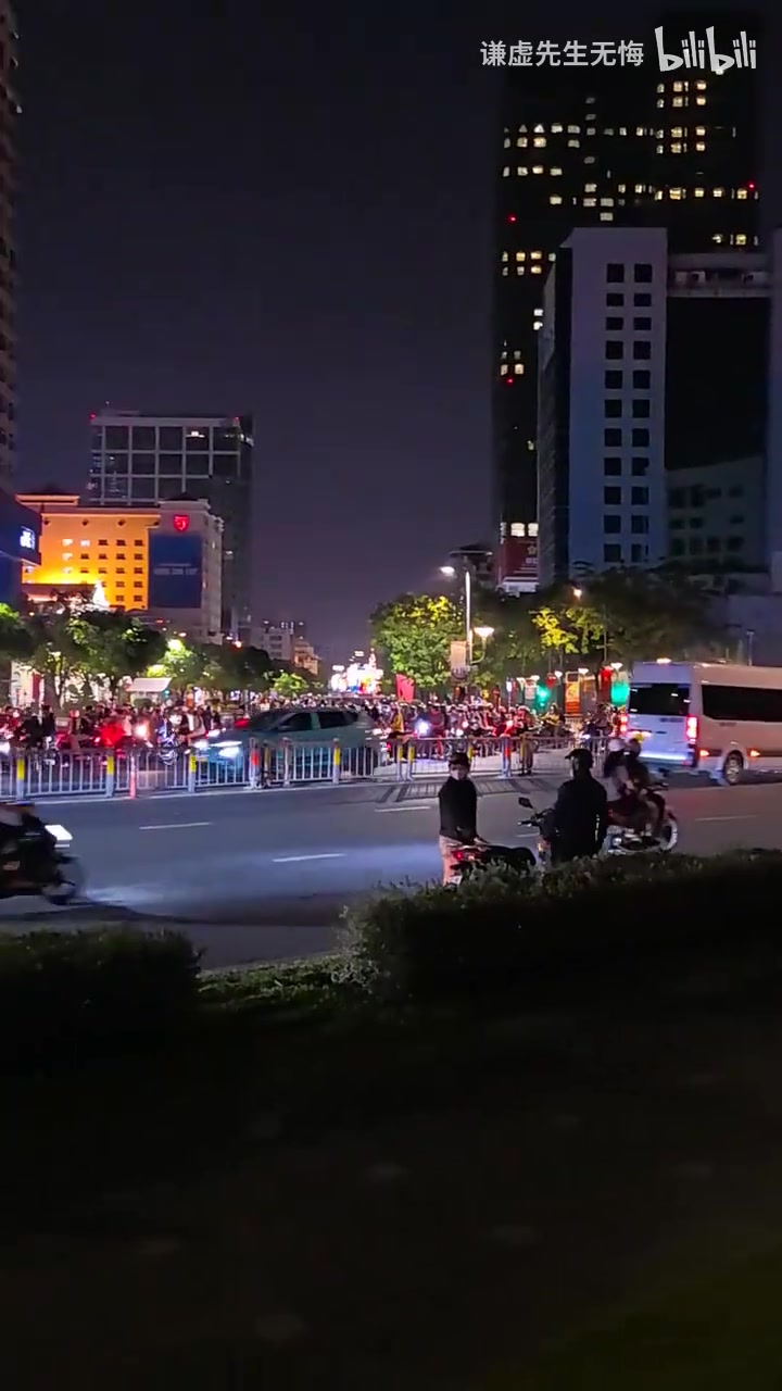 【瞬间剪辑视频】越南球迷街头庆祝，这大半夜的不睡还按喇➡️叭